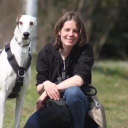 Laure Briolay, Simurgh Éducation : spécialiste en éducation et comportement canin, diplômée cynologiste